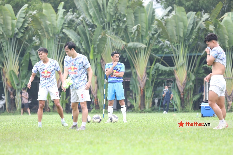 Cầu thủ trẻ Hà Nội tò mò sang xem HAGL tập luyện trước trận đấu với đội nhà - Ảnh 6