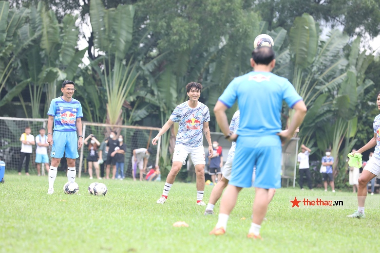 Cầu thủ trẻ Hà Nội tò mò sang xem HAGL tập luyện trước trận đấu với đội nhà - Ảnh 7