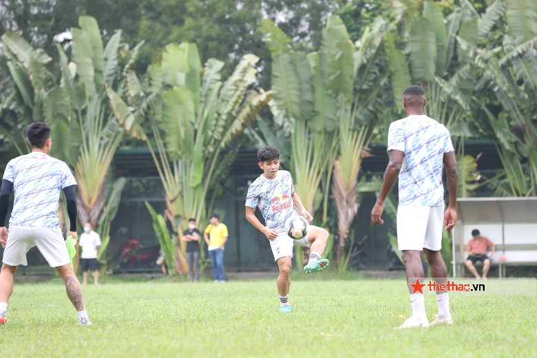 Cầu thủ trẻ Hà Nội tò mò sang xem HAGL tập luyện trước trận đấu với đội nhà - Ảnh 8