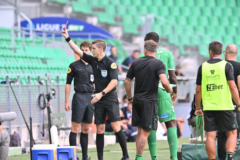 St Etienne bị đuổi 3 người, thua 0-6 trước đội hòa Pau FC ở vòng 3 Ligue 2 - Ảnh 1
