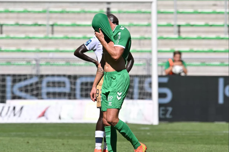 St Etienne bị đuổi 3 người, thua 0-6 trước đội hòa Pau FC ở vòng 3 Ligue 2 - Ảnh 2