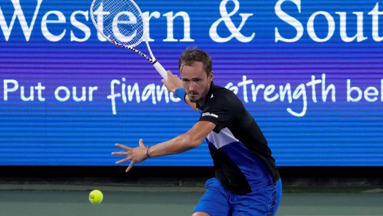 Tsitsipas đánh bại Medvedev sau 3 set, lần đầu vào chung kết Cincinnati Masters - Ảnh 1