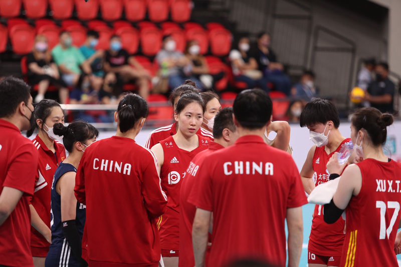 Đội tuyển bóng chuyền nữ Trung Quốc đeo khẩu trang thi đấu: Hé lộ nguyên nhân gây tranh cãi? - Ảnh 1