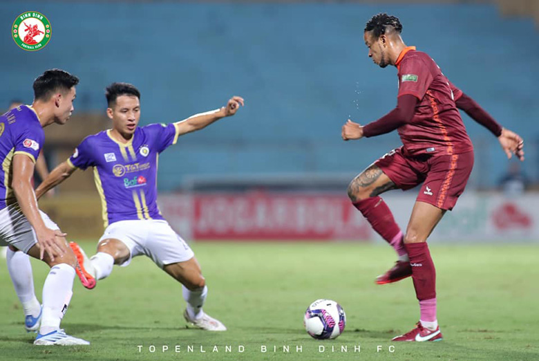 Văn Lâm bị Văn Quyết dằn mặt, chơi tiểu xảo trong trận ra mắt V.League 2022 - Ảnh 2