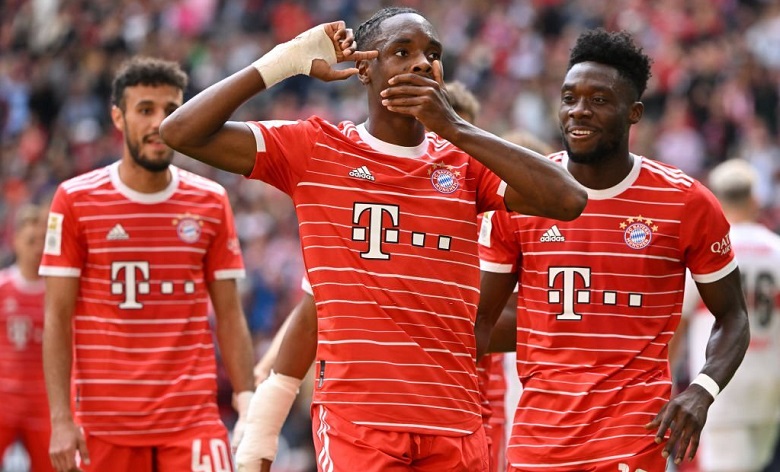 Tân binh 17 tuổi lập cú đúp kỷ lục, Bayern Munich vẫn tệ nhất sau hơn 1 thập kỷ - Ảnh 1