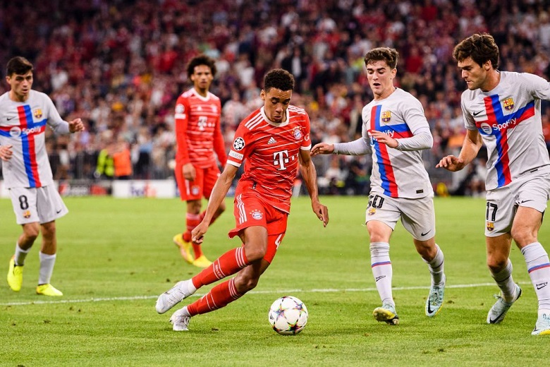 Thần đồng 19 tuổi giật giải cầu thủ xuất sắc nhất trận Bayern Munich vs Barcelona - Ảnh 1