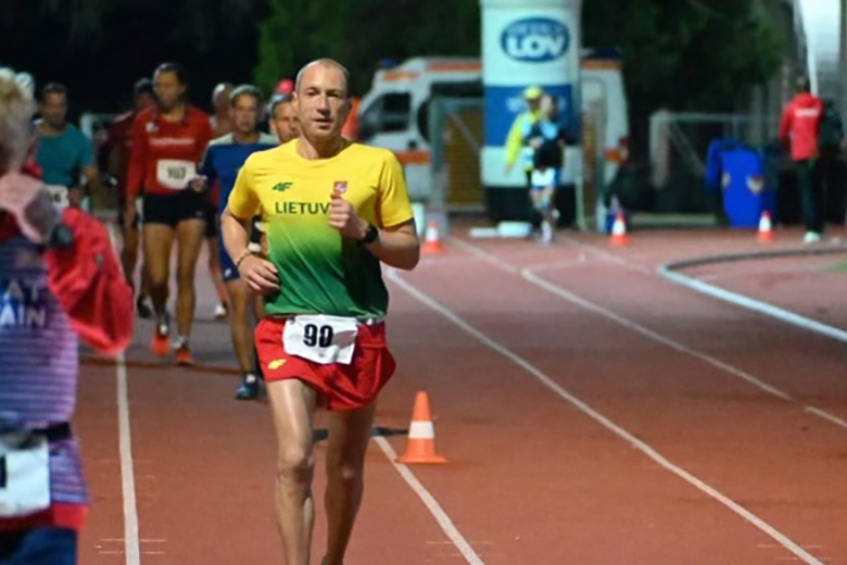 VĐV Aleksandr Sorokin chạy gần 320km trong 1 ngày, tự phá kỷ lục thế giới của bản thân - Ảnh 1