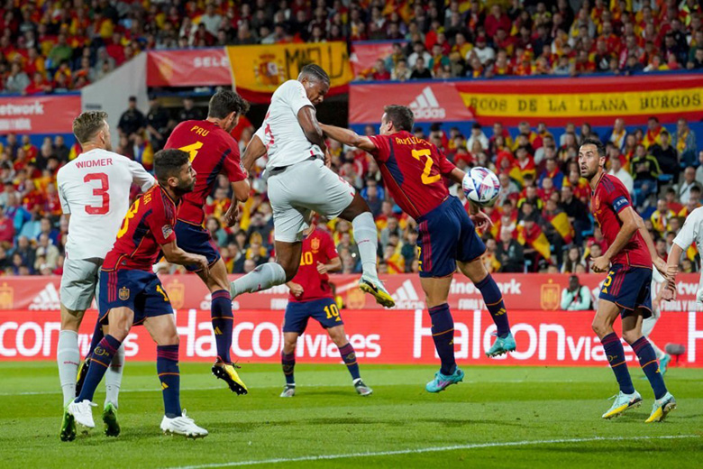 Kết quả Tây Ban Nha vs Thụy Sĩ: Hàng thủ thảm họa, 'Bò tót' mất ngôi đầu - Ảnh 1