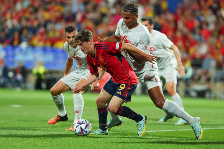 Kết quả Tây Ban Nha vs Thụy Sĩ: Hàng thủ thảm họa, 'Bò tót' mất ngôi đầu - Ảnh 2