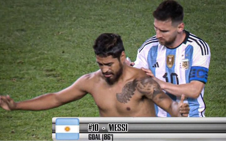 Fan cuồng lao vào sân xin Messi ký tên lên lưng - Ảnh 2