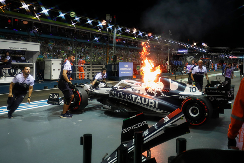 F1 Singapore Grand Prix 2022: Xe đội Alpha Tauri bốc cháy ở ngày đua thử thứ 2 - Ảnh 2