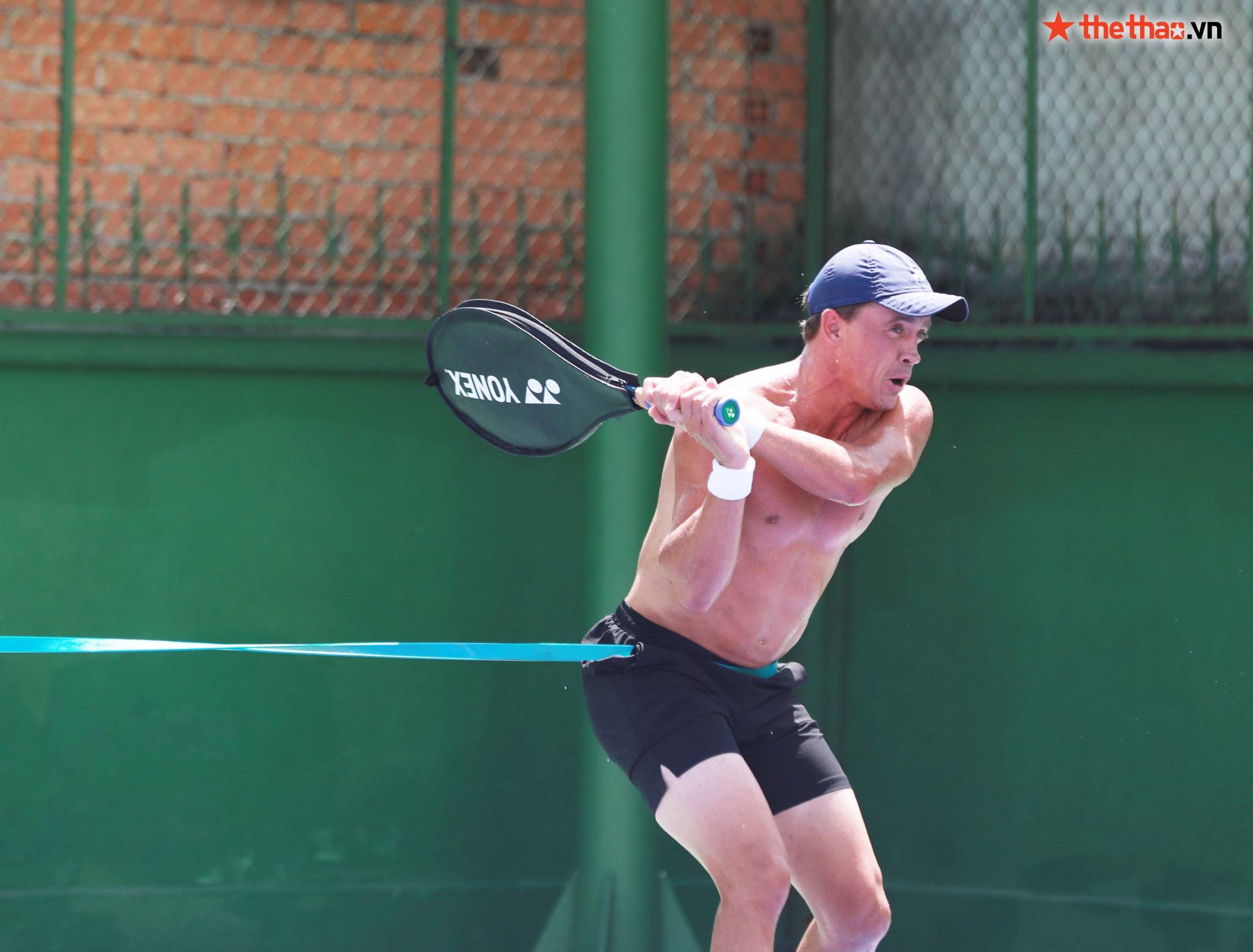 M25 Tây Ninh: Tay vợt New Zealand tập giữa trưa nắng, khoe cơ bắp cuồn cuộn ở tuổi 35 - Ảnh 1