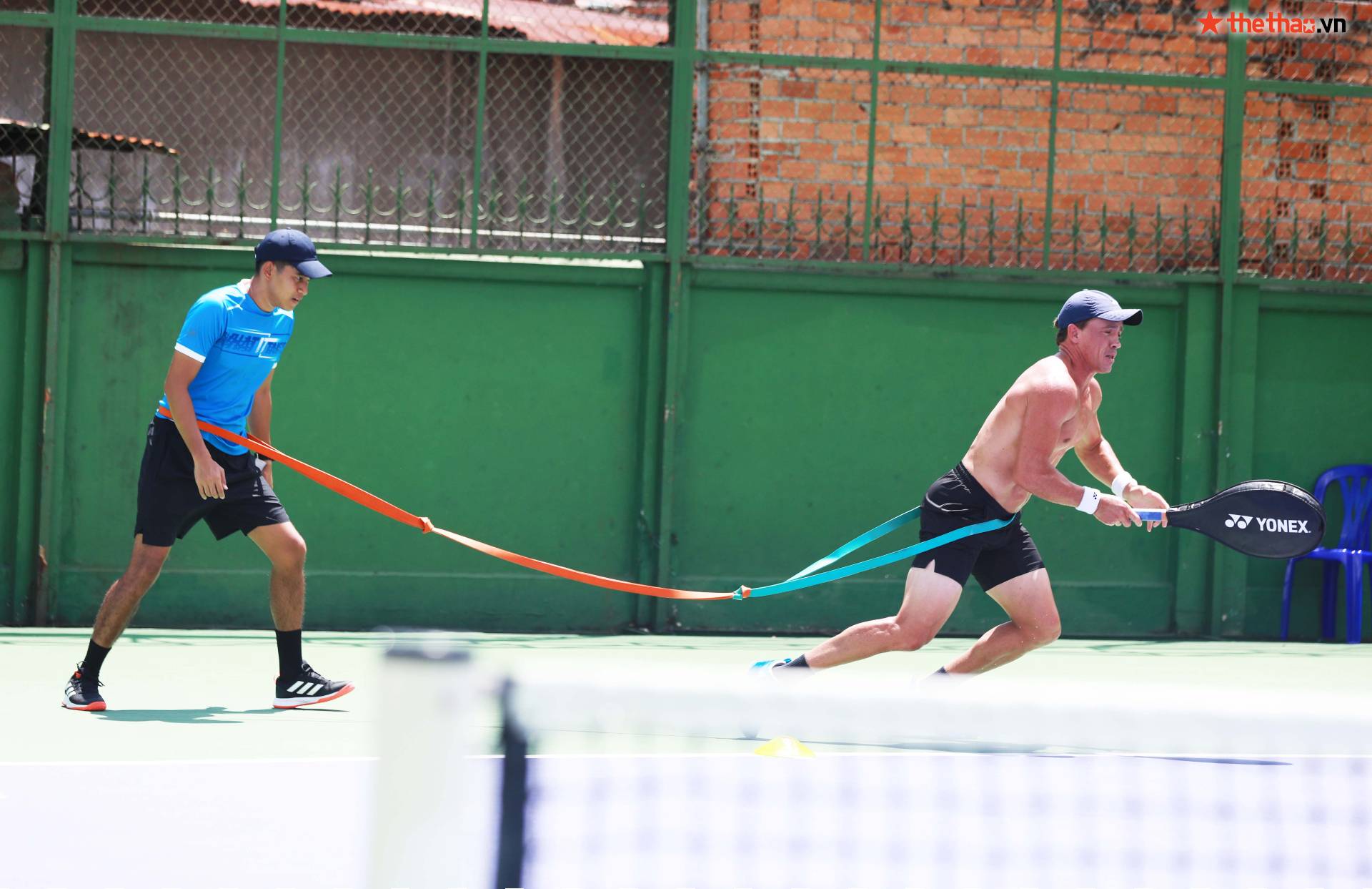 M25 Tây Ninh: Tay vợt New Zealand tập giữa trưa nắng, khoe cơ bắp cuồn cuộn ở tuổi 35 - Ảnh 3