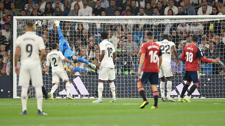 Kết quả Real Madrid vs Osasuna: Benzema hỏng phạt đền, Real mất ngôi đầu vào tay Barca - Ảnh 2