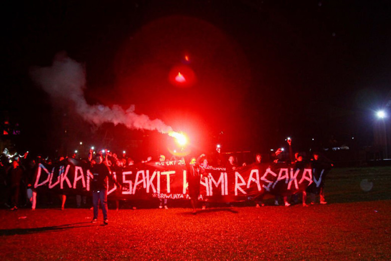 CLB giải hạng 2 Indonesia tổ chức buổi lễ tưởng niệm nạn nhân vụ bạo loạn - Ảnh 1