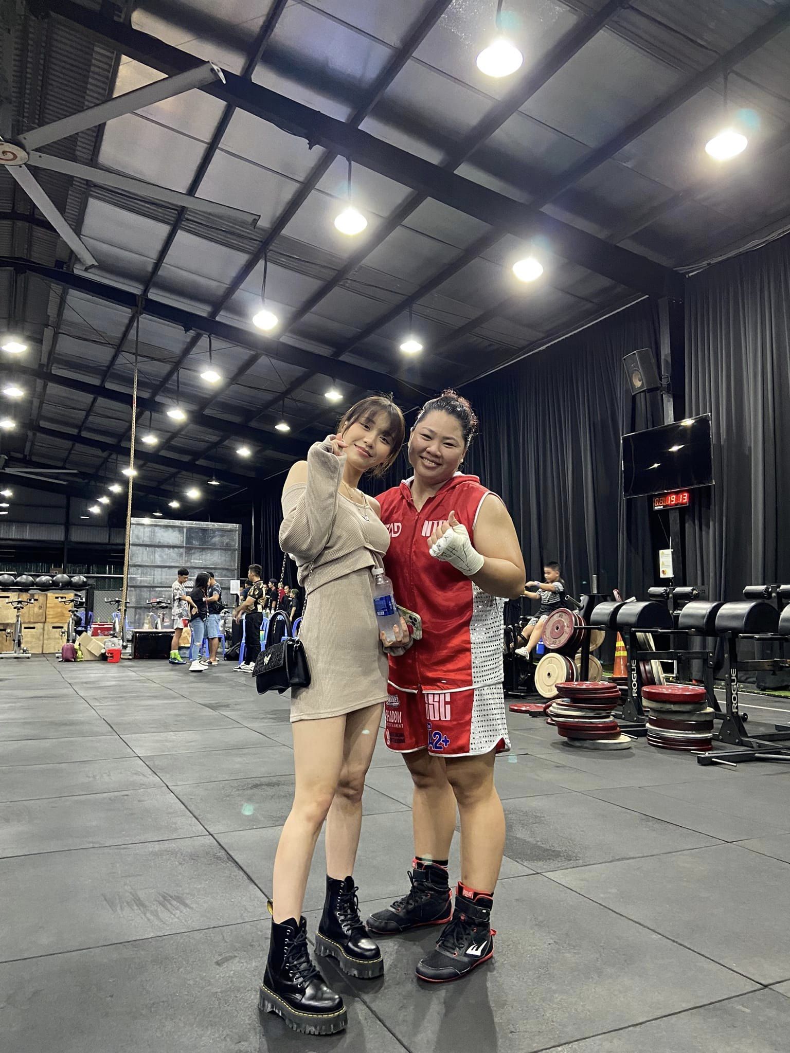 Han Sara, Linh Ka 'đổ bộ' đến sự kiện Boxing Lead The Beginning - Ảnh 13