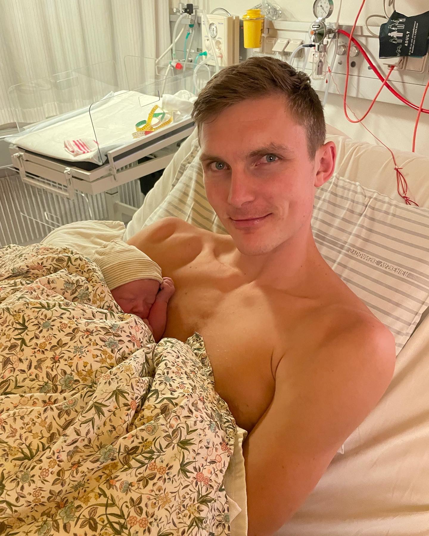 Axelsen đón con gái chào đời trước giải cầu lông Đan Mạch Mở rộng - Ảnh 1