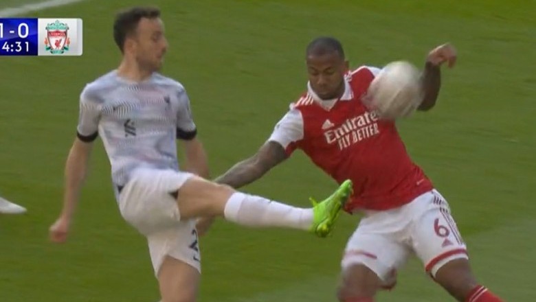 Tại sao Gabriel để bóng chạm tay nhưng Arsenal không bị phạt đền? - Ảnh 1