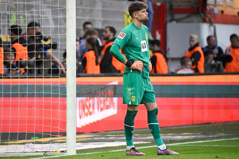 Thủ môn Dortmund ‘vấp cỏ’, biếu bàn thắng cho đối phương ở trận gặp Union Berlin - Ảnh 1