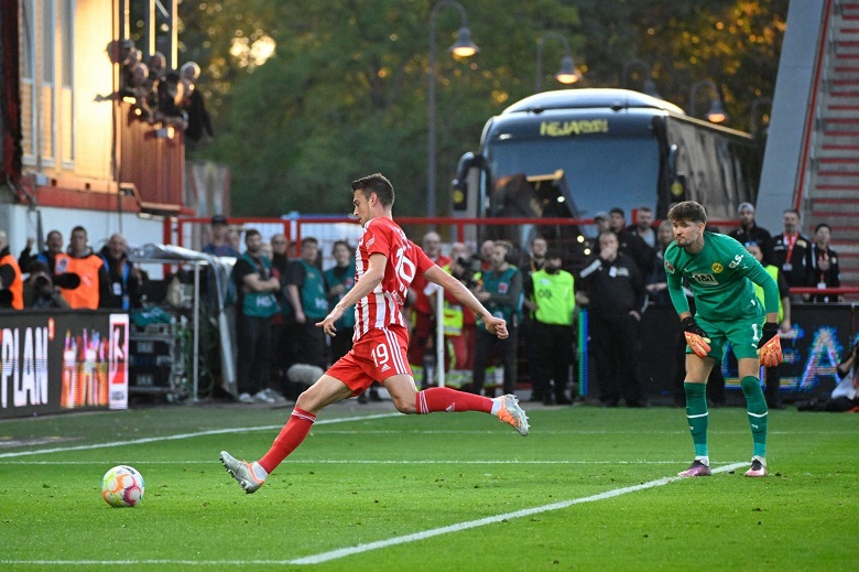 Thủ môn Dortmund ‘vấp cỏ’, biếu bàn thắng cho đối phương ở trận gặp Union Berlin - Ảnh 2