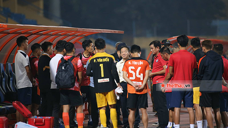 Cha con bầu Hiển xuống động viên cả đội SHB Đà Nẵng sau trận thua Hà Nội FC - Ảnh 1