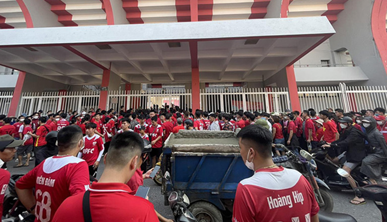 Hàng ngàn CĐV Hải Phòng chờ vào sân miễn phí xem trận gặp Hà Tĩnh - Ảnh 1