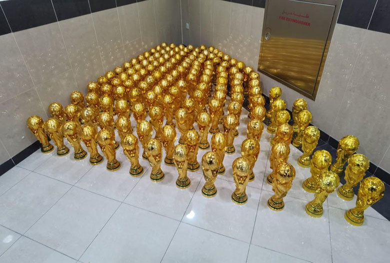 Qatar thu giữ hàng trăm cúp vàng World Cup giả trước thềm ngày khởi tranh - Ảnh 1