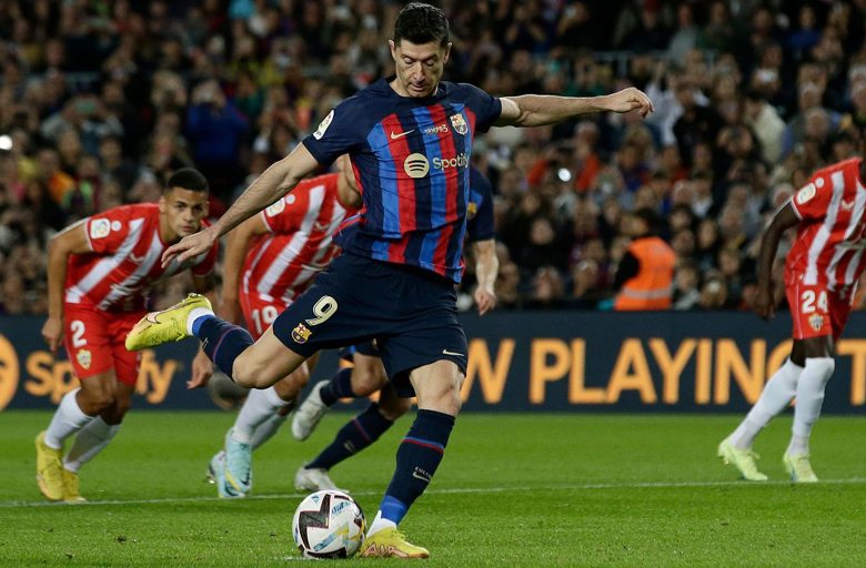 Kết quả Barcelona vs Almeria: Lewandowski trượt penalty, Barca vẫn thắng trận chia tay Pique - Ảnh 2