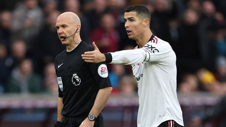 Ronaldo vật nhau với hậu vệ Aston Villa trong ngày đeo băng đội trưởng MU - Ảnh 1