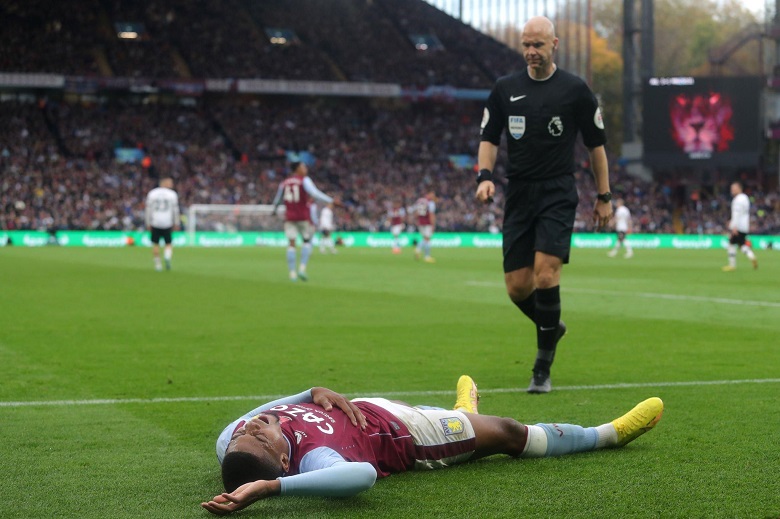 Sao Aston Villa bức xúc với trọng tài dù thắng cách biệt MU - Ảnh 1