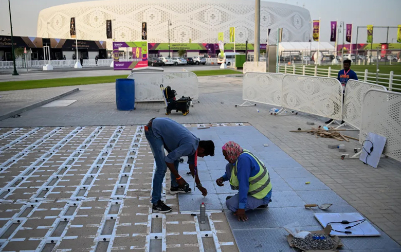 Qatar thúc ép công nhân làm việc quên ngày đêm để kịp khai mạc World Cup 2022 - Ảnh 1
