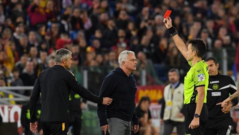 Mourinho nhận thẻ đỏ trong ngày Roma bị cầm chân trên sân nhà - Ảnh 1