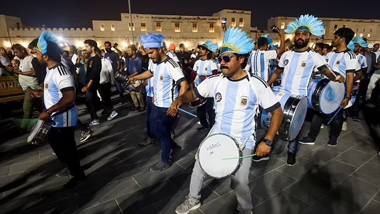 Qatar bị tố thuê ‘CĐV giả’ diễu hành ủng hộ các ĐT dự World Cup 2022 trên đường phố - Ảnh 1