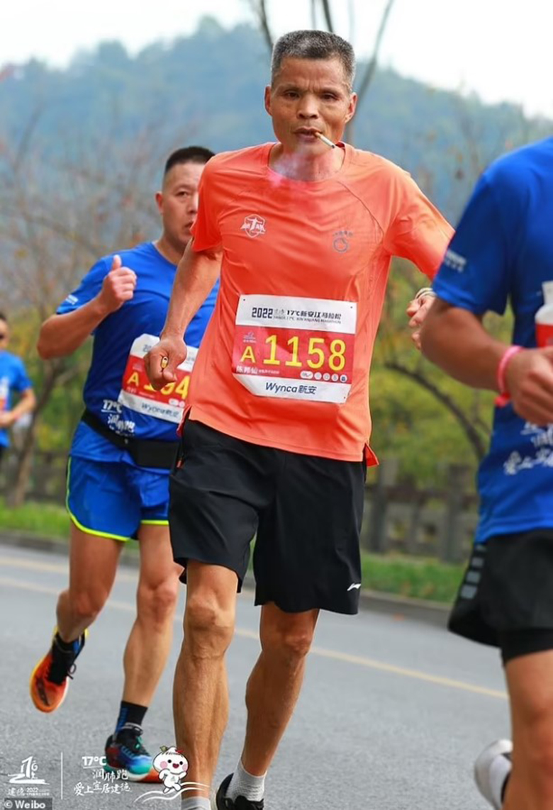 VĐV người Trung Quốc vừa hút thuốc lá vừa chạy marathon trong 3 tiếng rưỡi - Ảnh 2