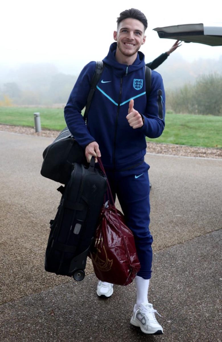 Declan Rice mang thêm túi để… đựng cúp khi dự World Cup 2022 - Ảnh 1