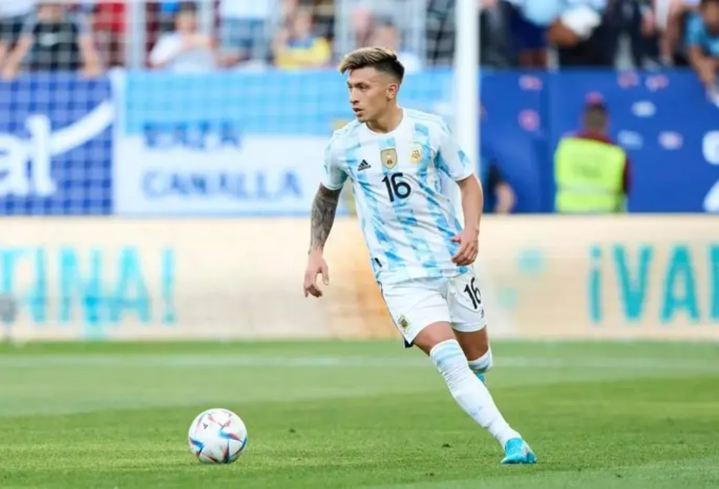 Hé lộ lý do bất ngờ khiến Lisandro Martinez không đá trận đầu World Cup cùng Argentina - Ảnh 1