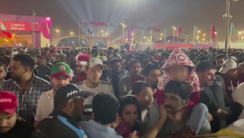 Trận Qatar vs Ecuador xuất hiện bạo loạn, CĐV giẫm đạp tạo ra cảnh tượng khủng khiếp - Ảnh 1