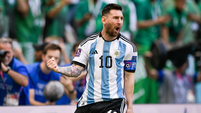 Vì sao trọng tài cắt còi giữa trận đấu để cho ĐT Argentina hưởng penalty? - Ảnh 1