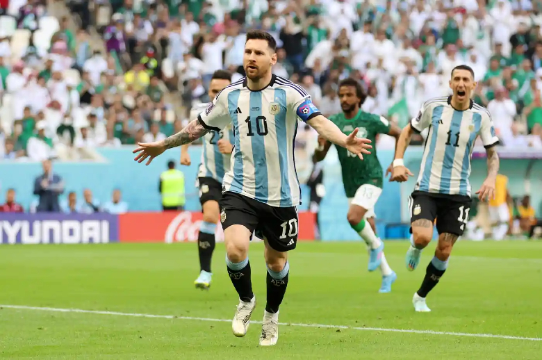 Vì sao trọng tài không phất cờ việt vị đến khi Messi, Lautaro Martinez sút tung lưới Saudi Arabia? - Ảnh 1