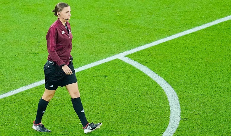 Nữ trọng tài từng bắt chính tại Cúp C1 châu Âu đi vào lịch sử World Cup - Ảnh 1