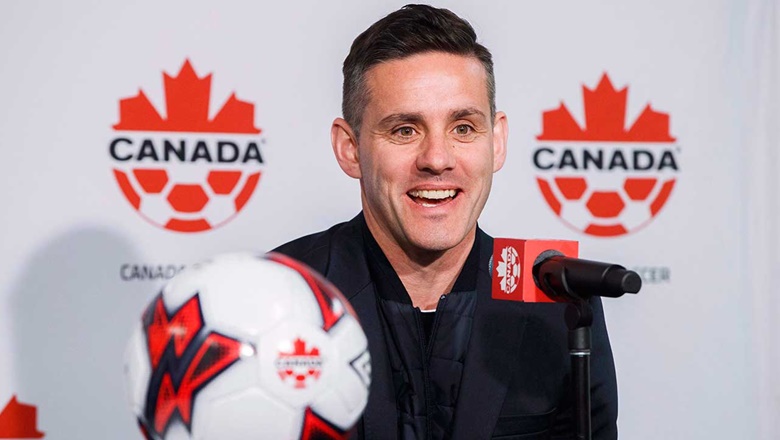 HLV Canada đi vào lịch sử khi dẫn dắt đội nam và nữ đá World Cup - Ảnh 1