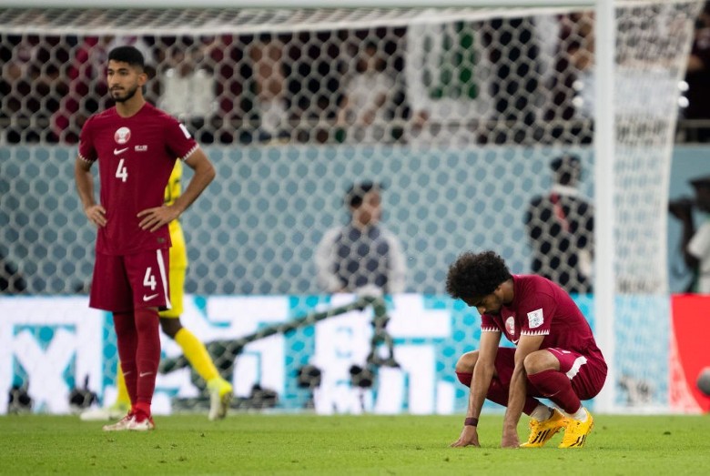 Qatar lập thêm kỷ lục buồn sau trận thua Senegal, trở thành chủ nhà tệ nhất lịch sử World Cup - Ảnh 1