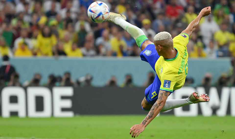 Richarlison lập siêu phẩm móc bóng, cân bằng thành tích với Ronaldinho - Ảnh 1
