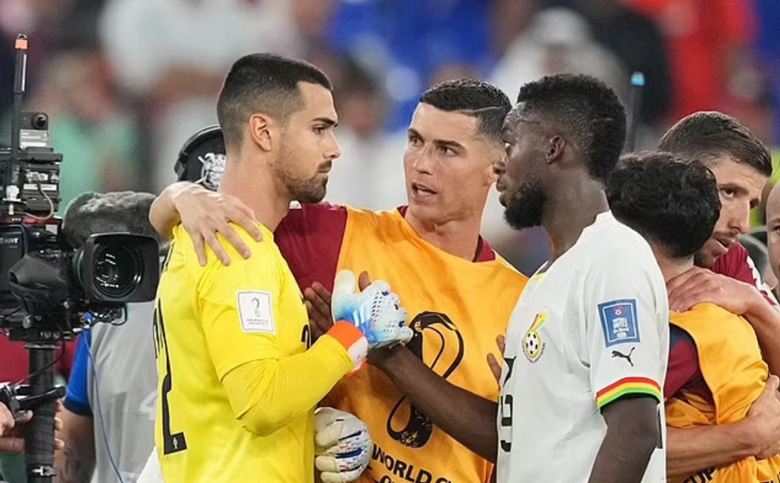 Ronaldo đã nói gì với thủ môn suýt khiến Bồ Đào Nha mất 2 điểm trước Ghana? - Ảnh 1