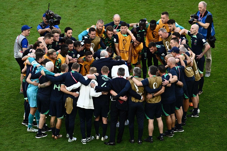 Australia giành chiến thắng đầu tiên tại World Cup sau 12 năm - Ảnh 1