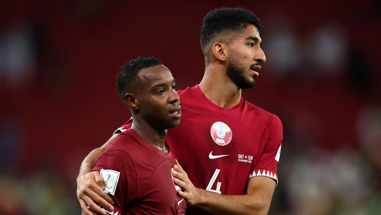 Qatar trở thành đội chủ nhà World Cup đầu tiên bị loại ngay sau 2 trận vòng bảng - Ảnh 1
