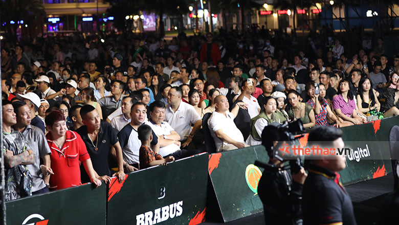 Khán giả đến chật kín Quảng trường xem chung kết LION Championship 2022 đến hết đêm - Ảnh 1