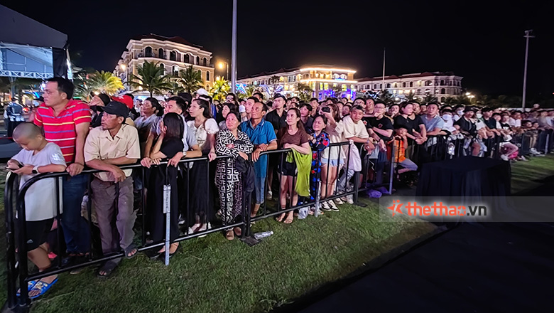 Khán giả đến chật kín Quảng trường xem chung kết LION Championship 2022 đến hết đêm - Ảnh 4