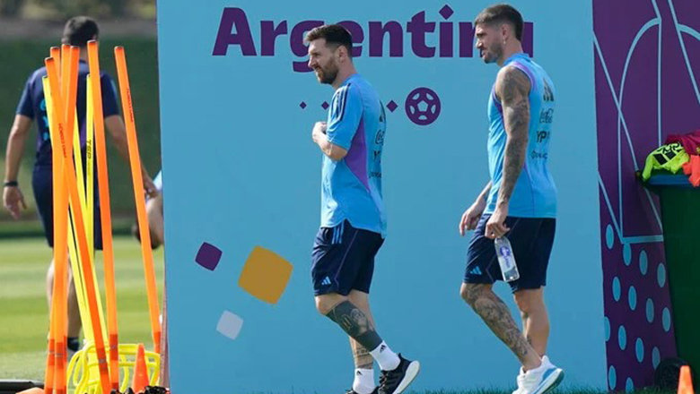 Lionel Messi cùng với ‘vệ sĩ’ Rodrigo De Paul bất ngờ có mặt trên sân tập ĐT Argentina - Ảnh 2