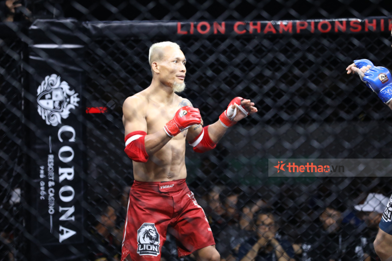Trần Quang Lộc quỳ gối bái sư sau khi giành đai MMA Lion Championship - Ảnh 2